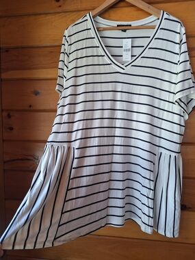 Lane Bryant striped v-neck top featuring a peplum hem. 18/20